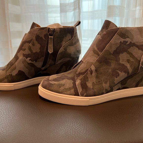 Linea Paolo Camo Wedge Booties, Size 9 - Picture 8 of 9